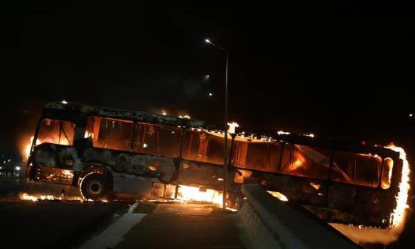 Bolsonaristas tentam invadir PF e queimam ônibus em Brasília; polícia cerca hotel de Lula