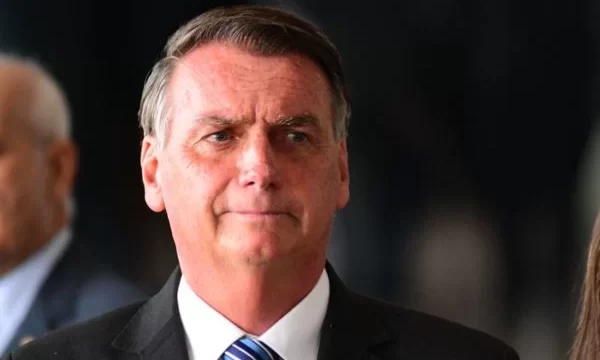 Bolsonaro comemora, pelas redes sociais, queda no preço da gasolina