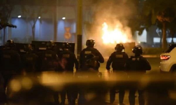 Cenário de guerra: bolsonaristas queimam carros e tentam invadir sede da PF