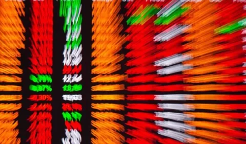 Com mercado à espera de PEC e Selic, dólar fecha em baixa