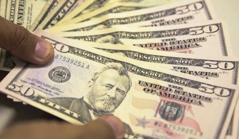 Dólar fecha praticamente estável após elevação de juros nos EUA