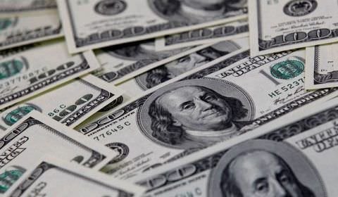 Dólar recua após salto da véspera com mercado à espera de PEC e Copom