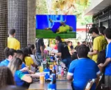 Gastos em bares disparam quase 140% em dia de jogo do Brasil na Copa