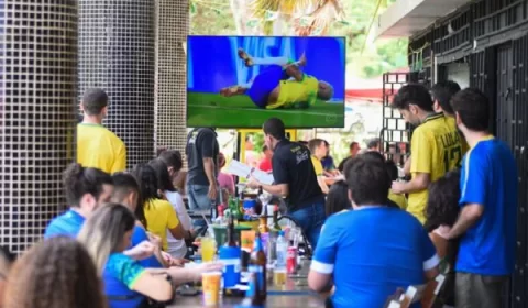 Gastos em bares disparam quase 140% em dia de jogo do Brasil na Copa