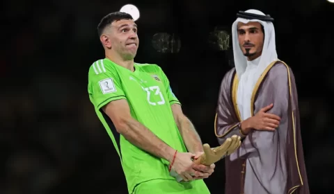 Goleiro da Argentina, Martínez explica gesto de comemoração com o troféu