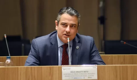 Governo exonera médico olavista que assinou nota antivacina na Saúde