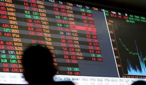 Ibovespa fecha em queda de 0,87% em sessão com baixa liquidez