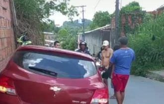Carro é crivado de bala no bairro Colônia Terra Nova