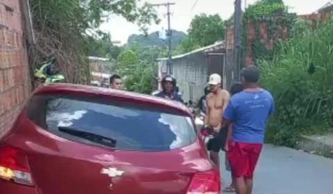 Carro é crivado de bala no bairro Colônia Terra Nova