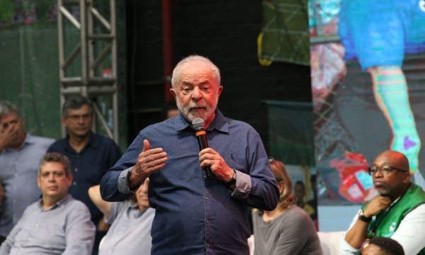 Lula participa de evento com catadores