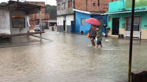 Manaus registra alagamentos e desabamentos por toda parte após forte chuva