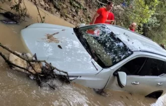 Mulher e criança morrem após carro ser arrastado por enxurrada