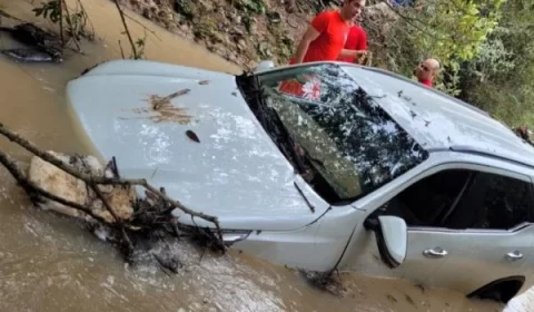 Mulher e criança morrem após carro ser arrastado por enxurrada