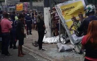 Mulher morre após carro invadir ponto de ônibus em Manaus