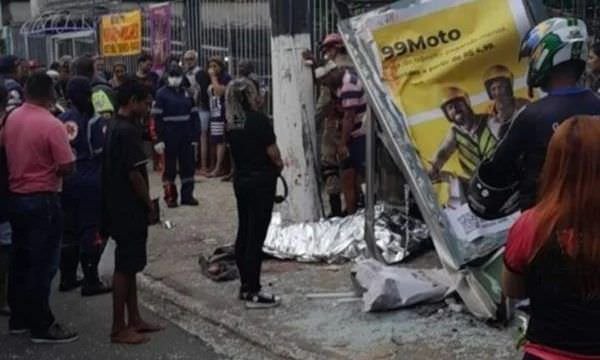 Mulher morre após carro invadir ponto de ônibus em Manaus