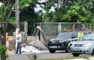 Mulher tem cabeça esmagada após carro invadir parada de ônibus em Manaus