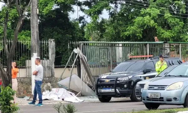 Mulher tem cabeça esmagada após carro invadir parada de ônibus em Manaus