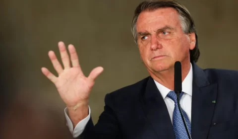 Dos EUA, Bolsonaro repudia depredação do Congresso e STF