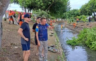 Prefeito David Almeida acompanha ação de limpeza no Igarapé do Passarinho