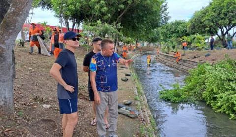 Prefeito David Almeida acompanha ação de limpeza no Igarapé do Passarinho