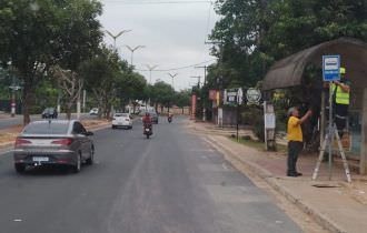 Prefeitura instala mais de 80 placas de paradas de ônibus nas principais avenidas de Manaus