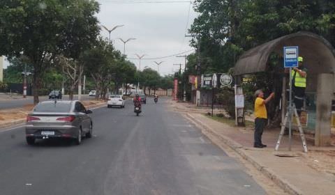Prefeitura instala mais de 80 placas de paradas de ônibus nas principais avenidas de Manaus