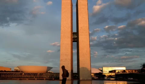 Salário dos parlamentares brasileiros é 15 vezes maior que renda da população