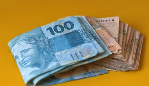 Segunda parcela do 13º salário cai na conta na próxima semana; saiba mais