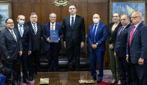 Subcomissão entrega recomendações sobre educação à equipe de transição