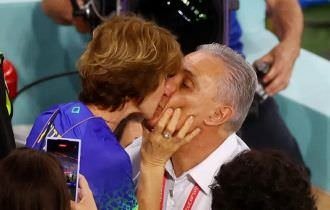 Tite quebra o protocolo, sobe a arquibancada e beija a esposa antes do jogo contra Coreia do Sul