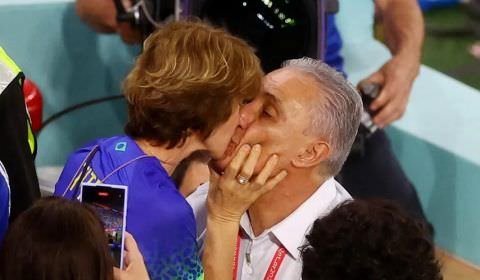Tite quebra o protocolo, sobe a arquibancada e beija a esposa antes do jogo contra Coreia do Sul