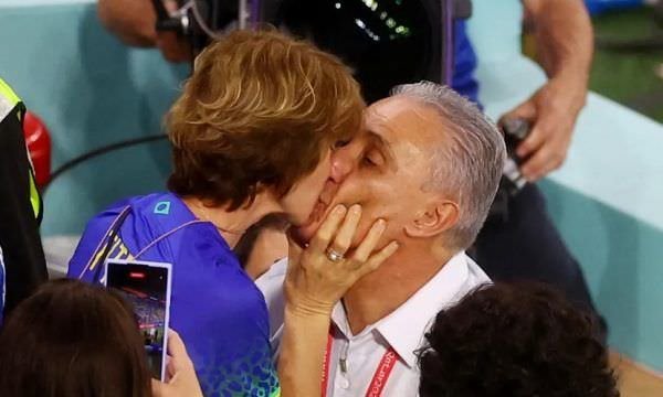 Tite quebra o protocolo, sobe a arquibancada e beija a esposa antes do jogo contra Coreia do Sul