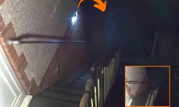 Vídeo: Homem flagra fantasma na porta de casa e médium revela algo assustador