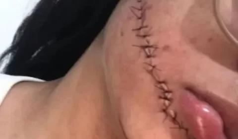 Vídeo: mulher é flagrada indo até jovem que foi esfaqueada em ônibus