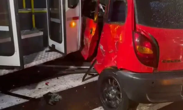 VÍDEO: Quatro pessoas ficam feridas em acidente entre ônibus e carro em Manaus