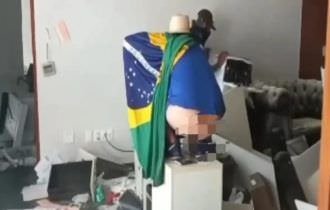 Bolsonarista defeca em mesa no Congresso Nacional