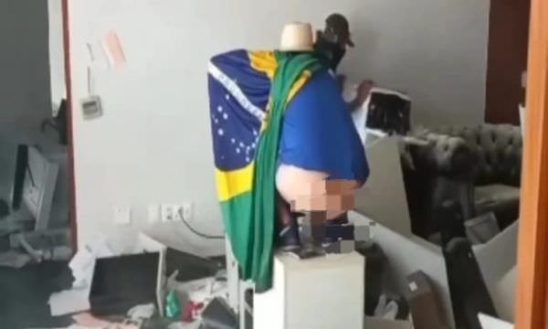 Bolsonarista defeca em mesa no Congresso Nacional