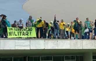 Bolsonaristas enfrentam polícia no DF e invadem Congresso, Planalto e STF