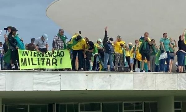 Bolsonaristas enfrentam polícia no DF e invadem Congresso, Planalto e STF