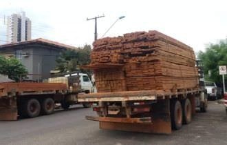 Caminhão com madeira ilegal bate em seis veículos na Cosme Ferreira