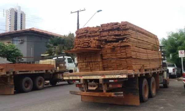 Caminhão com madeira ilegal bate em seis veículos na Cosme Ferreira