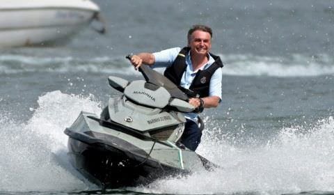 Cartão corporativo garantiu férias de Bolsonaro na praia