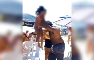 Cenas fortes: pai bate nas filhas em praia