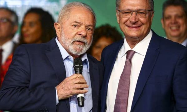 Conheça os brasileiros e as brasileiras que entregaram a faixa para Lula