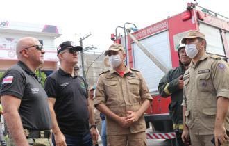 Corpo de Bombeiros controla incêndio em shopping, na zona leste de Manaus