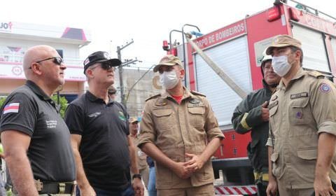 Corpo de Bombeiros controla incêndio em shopping, na zona leste de Manaus