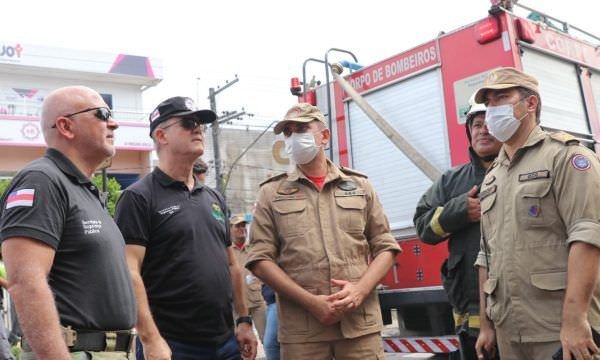 Corpo de Bombeiros controla incêndio em shopping, na zona leste de Manaus