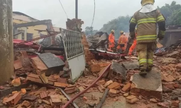 Corpo é achado em escombros de imóvel após explosões em Juiz de Fora