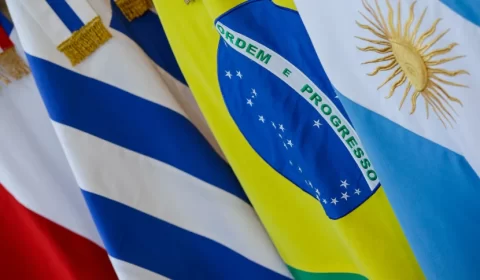 Falta de órgãos controladores e diferenças entre países inviabilizam moeda comum no Mercosul, dizem especialistas