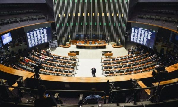 Câmeras de segurança mostram ataque brutal à Câmara dos Deputados